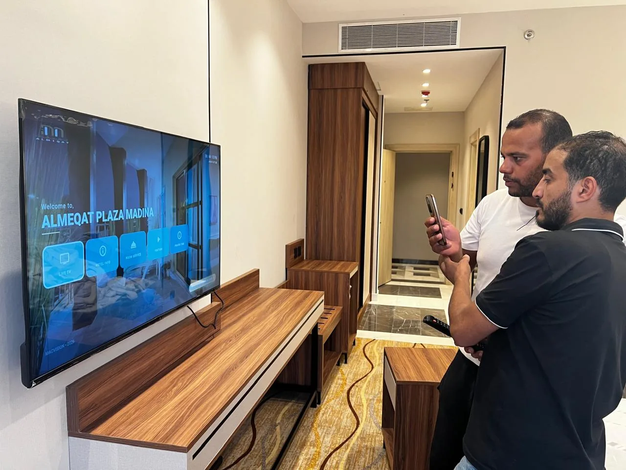 مرجع تقني لفنادق الحجاج في مكة يوضح إعداد شاشة الترحيب بنظام IPTV في غرفة النزيل