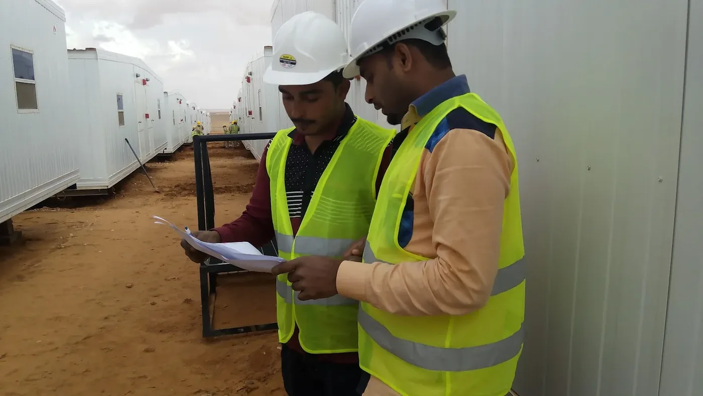 مرجع تقني لفنادق الحجاج في مكة يوضح معاينة الموقع وتخطيط العمل