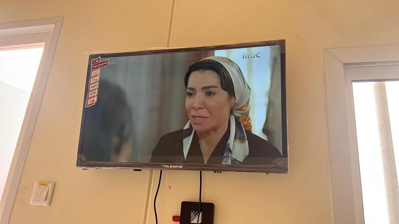 مرجع تقني لفنادق الحجاج في مكة يوضح تفعيل التلفزيون في غرفة سكن المعسكر